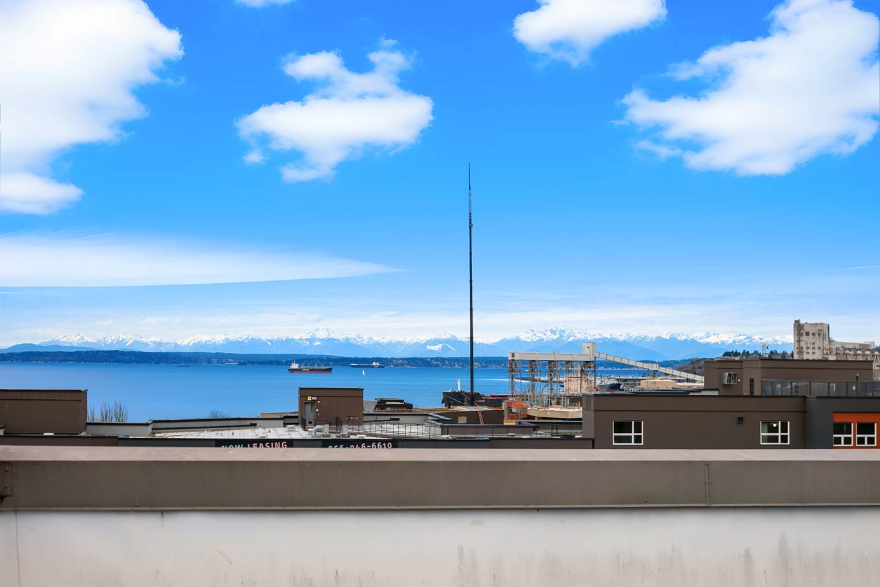 Seattle Skyline with mountains in the distance